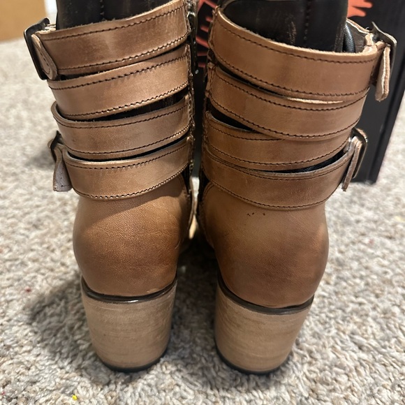 Freebird “Darlin” in beige. NWT, dust covers, and box: - Picture 3 of 6